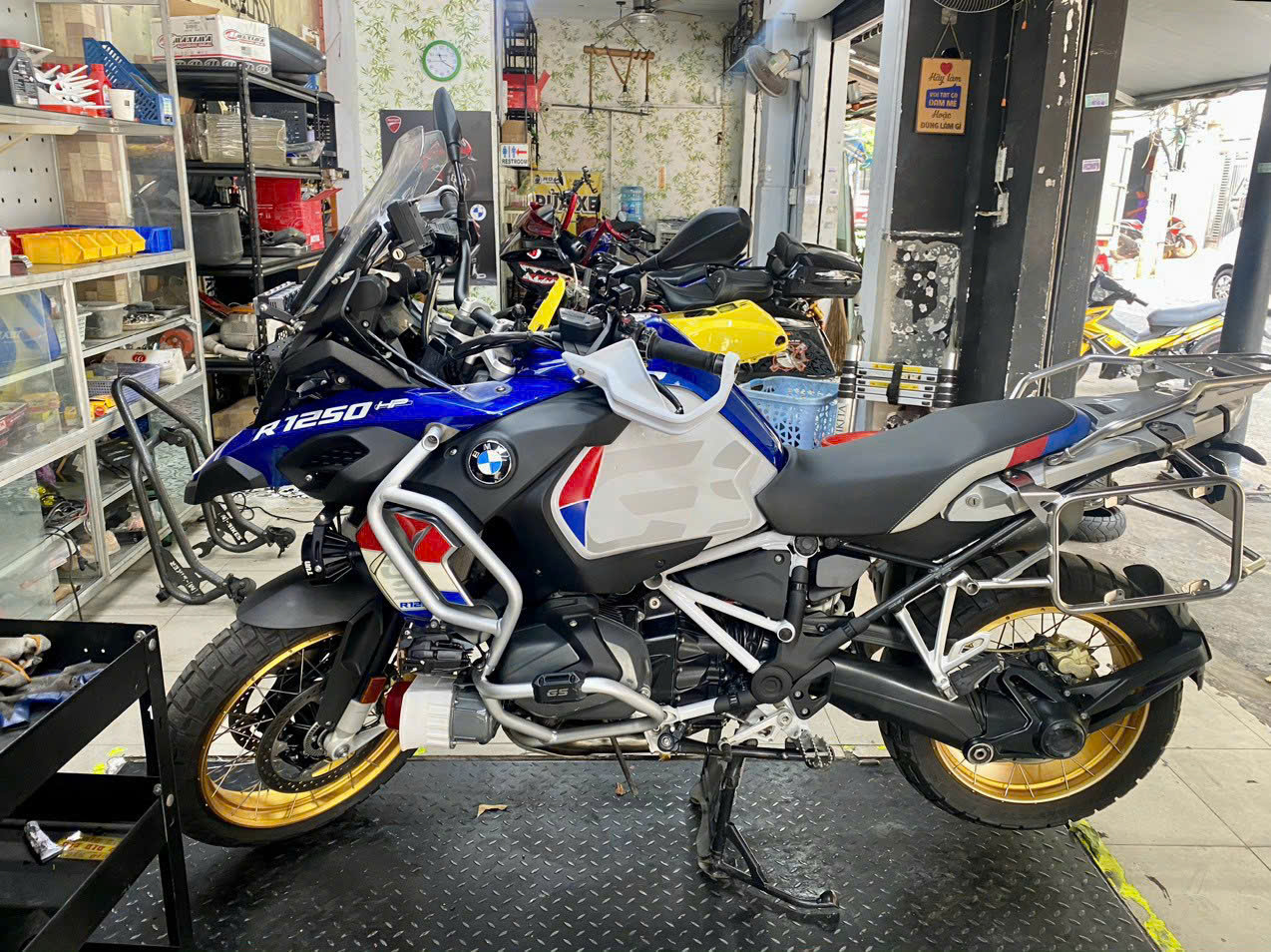 Cứu hộ xe máy chết máy giữa đường